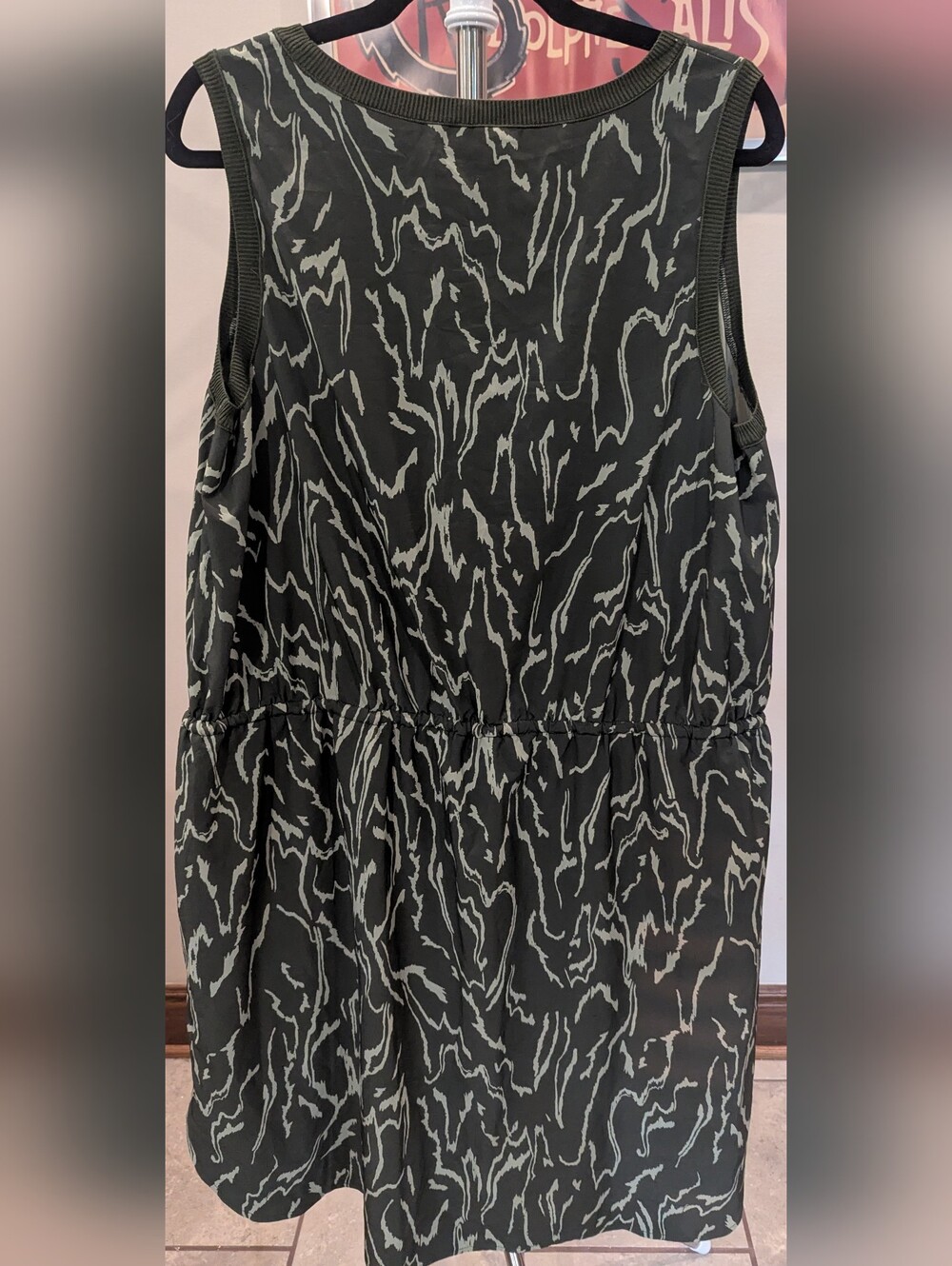$28 Athleta Size 1X Rincon Printed Dress Eucalyptus Olive Tiger Abstract EUC - Picture 2 of 5